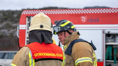 En instruktør instruerer en kursdeltaker innen brann og redning
