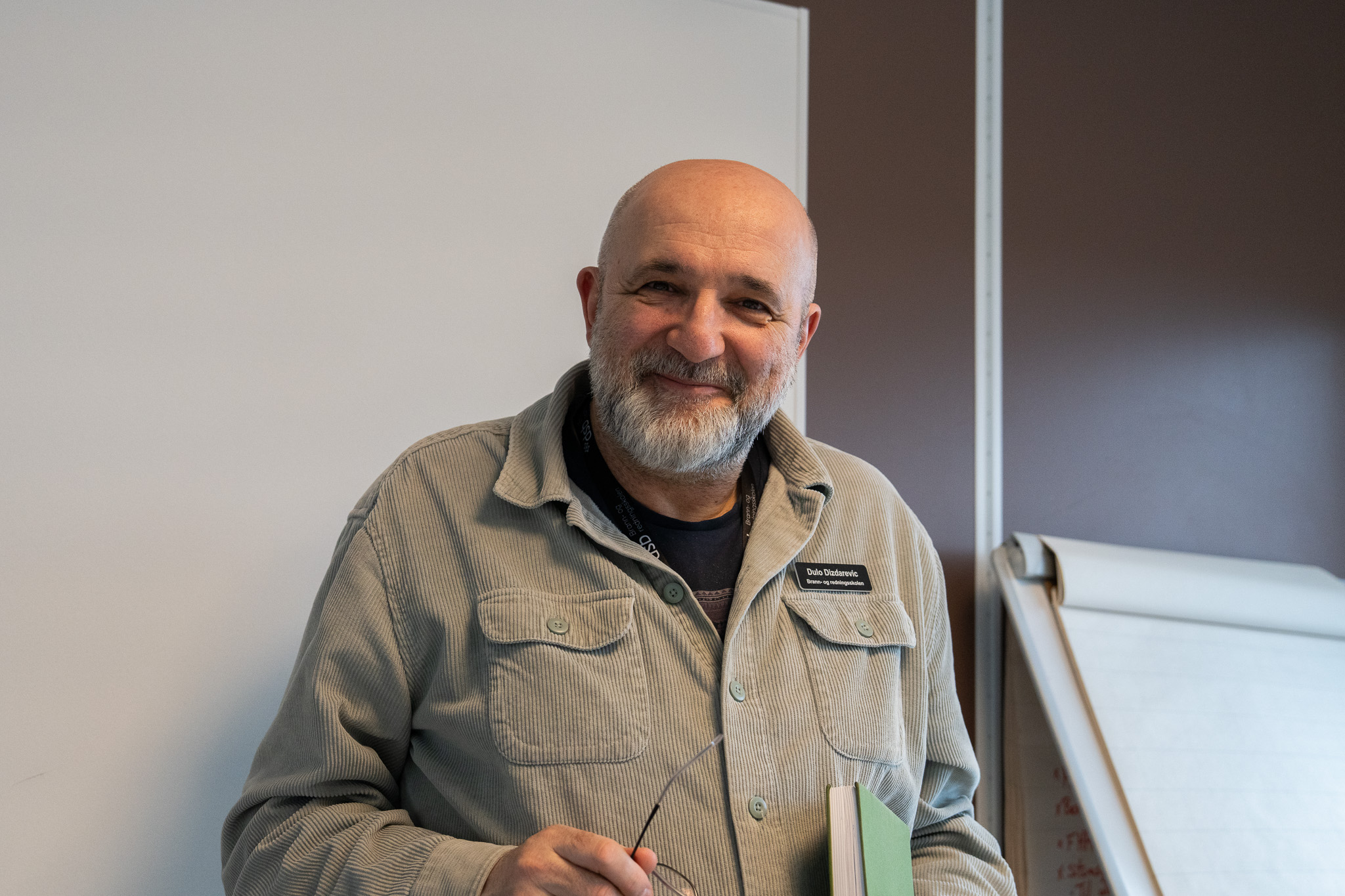 Mann som smiler til kamera