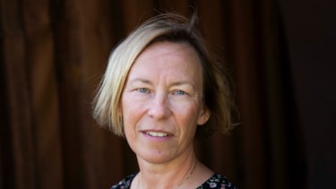 Nærbilde av kvinne som ser rett inn i kamera