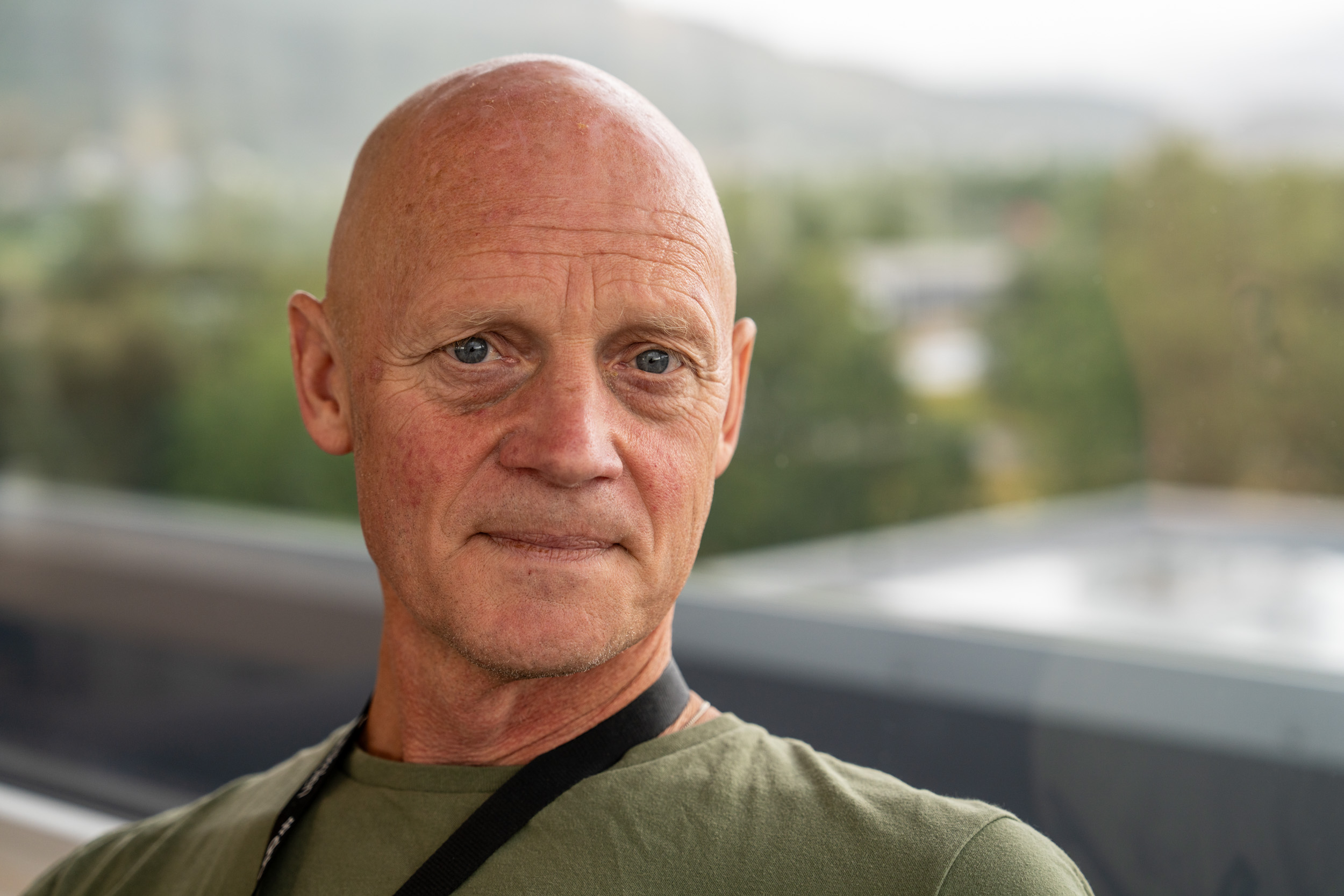 Nærbilde av mann med blurry bakgrunn.