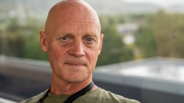 Nærbilde av mann med blurry bakgrunn.