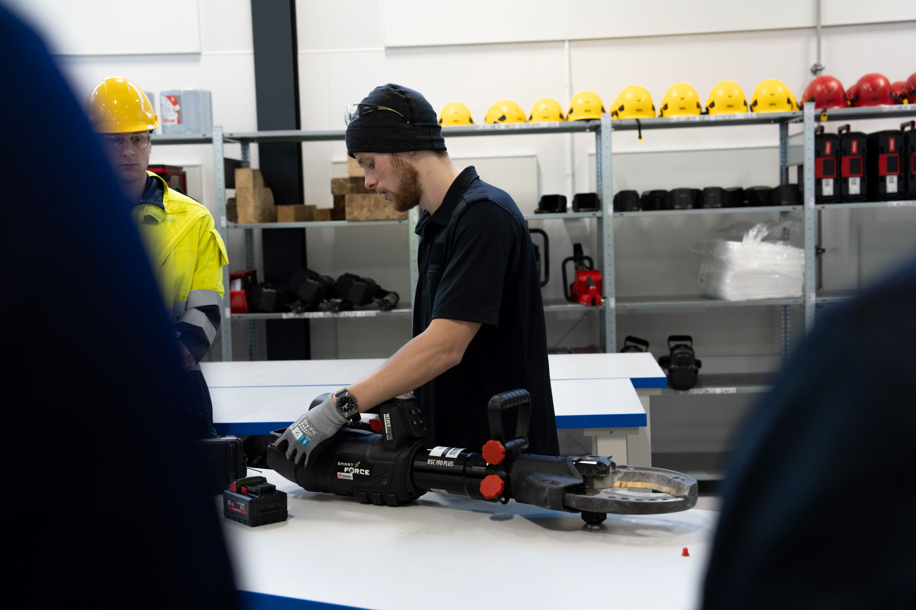 Lærer holder i en motorsag i en undervisningssituasjon.