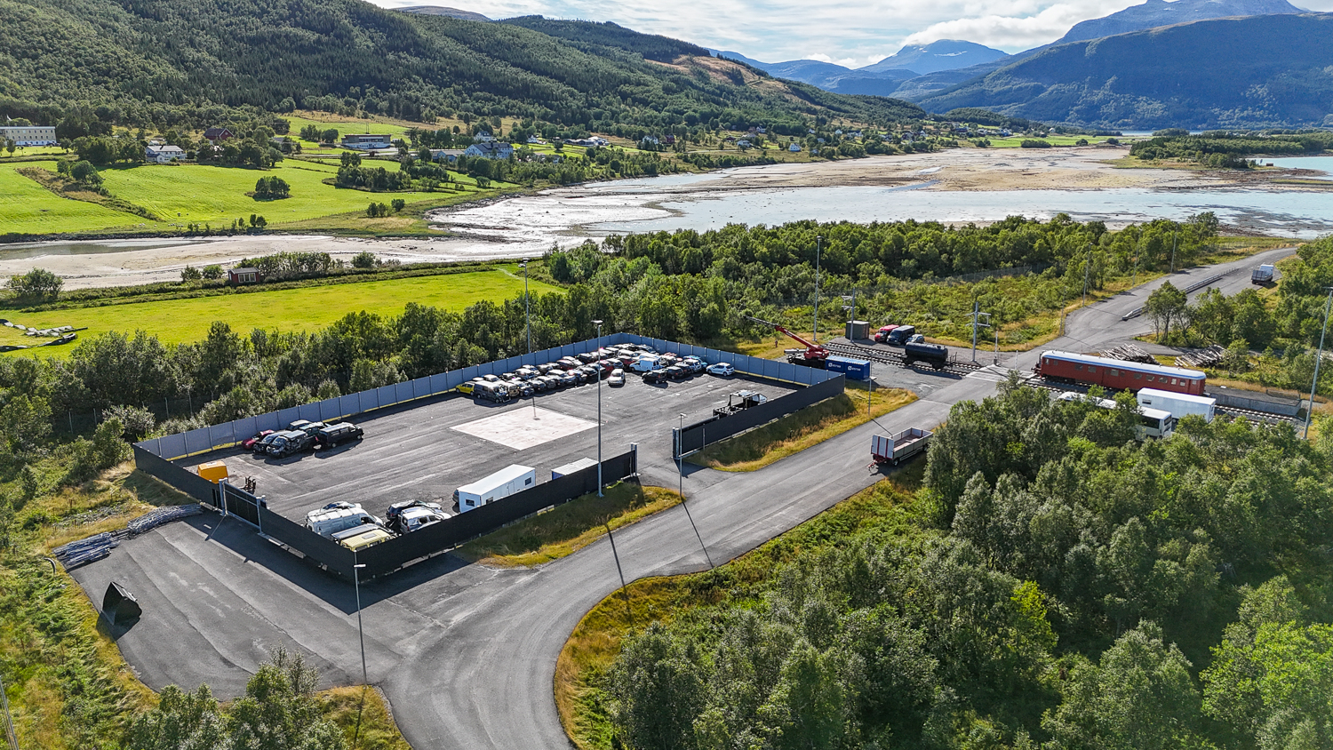 Oversiktsbilde øvingsfelt for brann og redning. Dropsone for bilvrak, jernbanelinje og firefelts motorvei