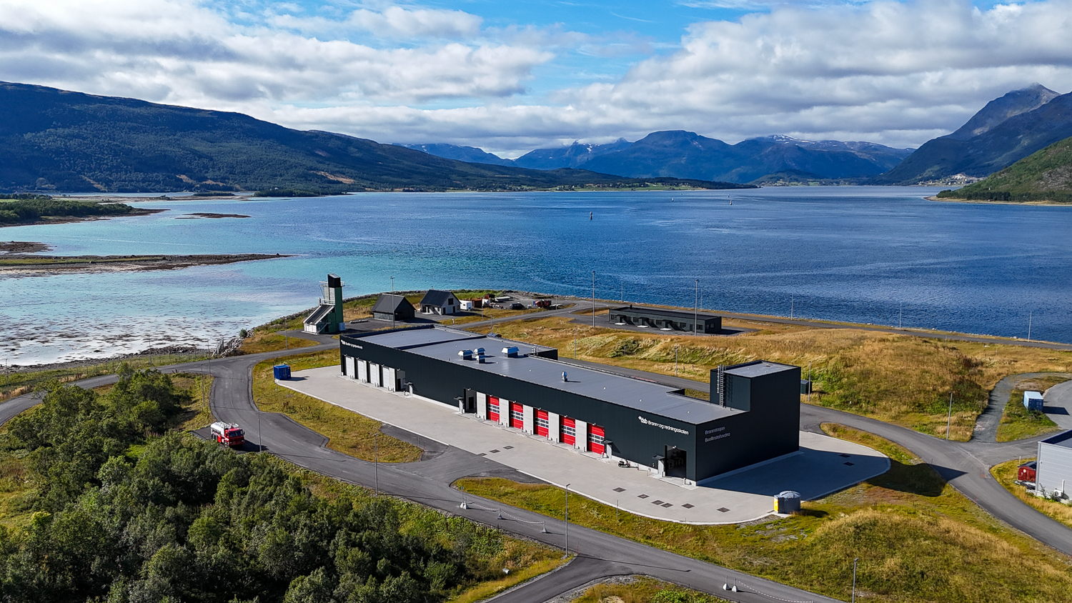 Dronebilde av en brannstasjon på et øvingsfelt for brann og redning