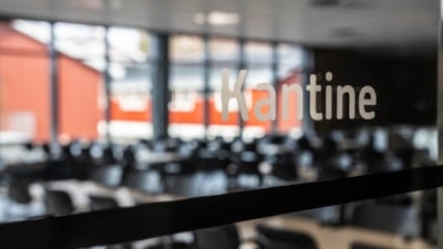 Bilde tatt gjennom et vindu med teksten "kantine".