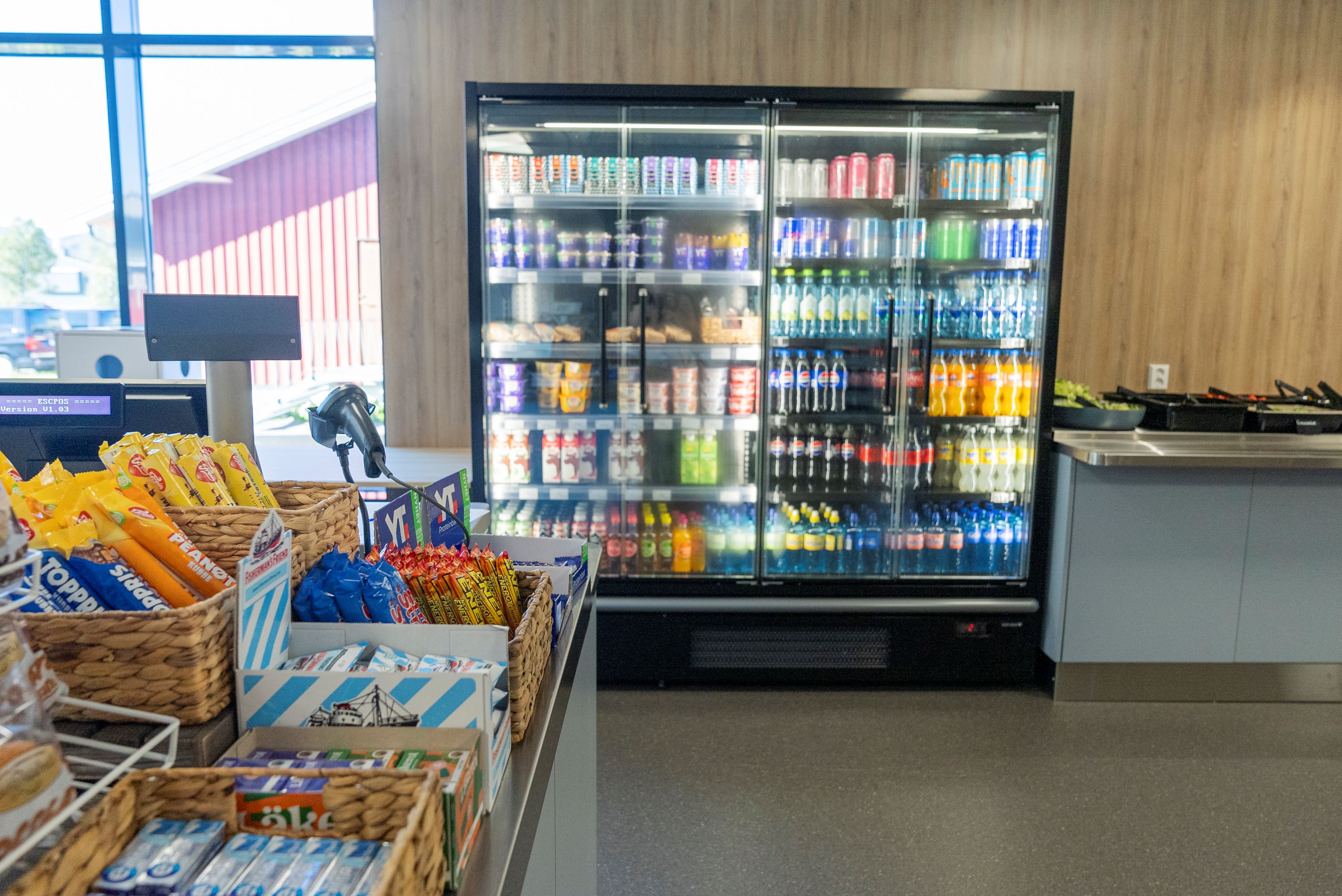 Kantinens utvalg av snacks og kjølevarer. Foto: BRSK