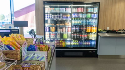 Kantinens utvalg av snacks og kjølevarer. Foto: BRSK