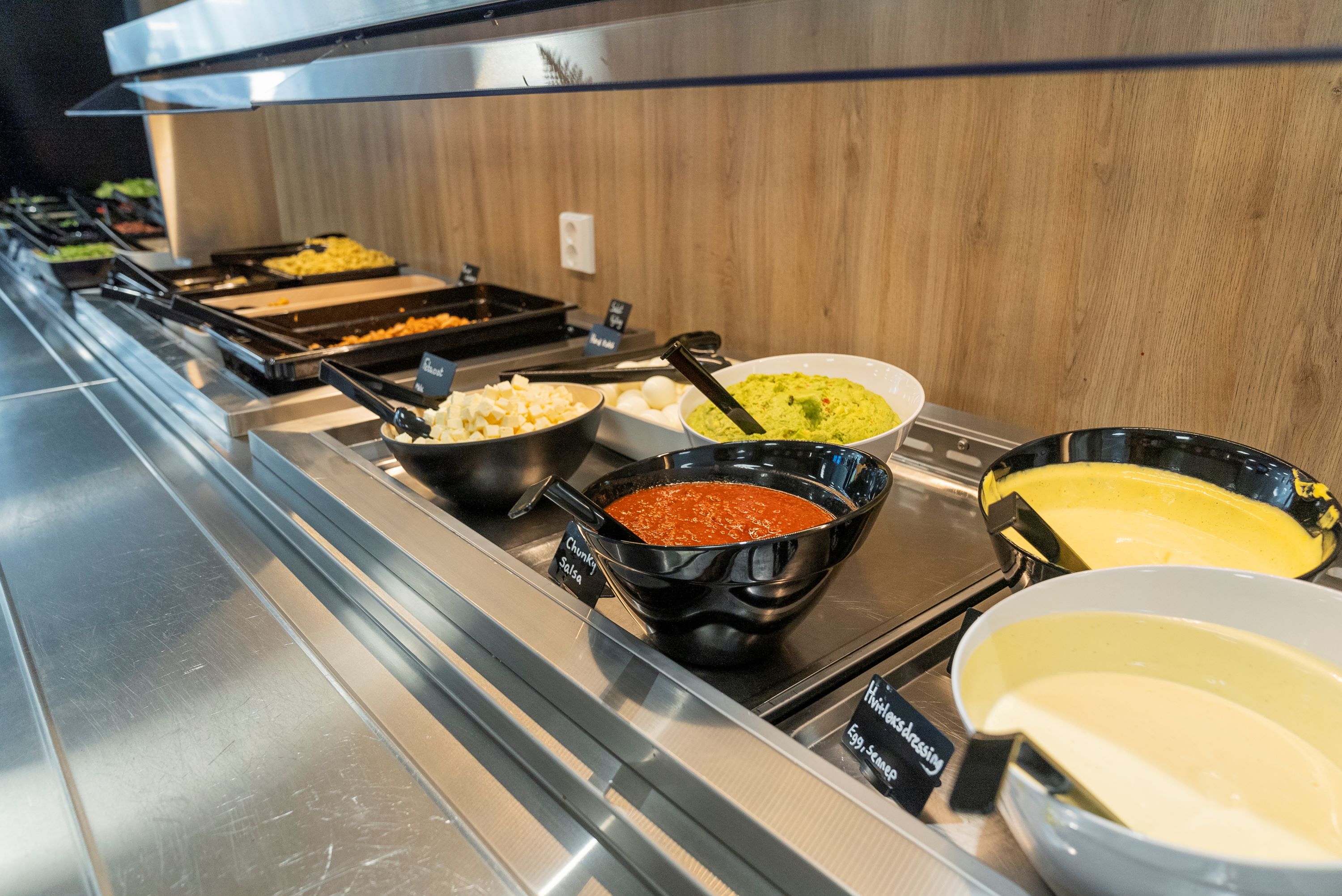 Skåler med salsa, hvitløksdressing og guacamole