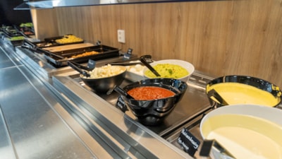 Skåler med salsa, hvitløksdressing og guacamole