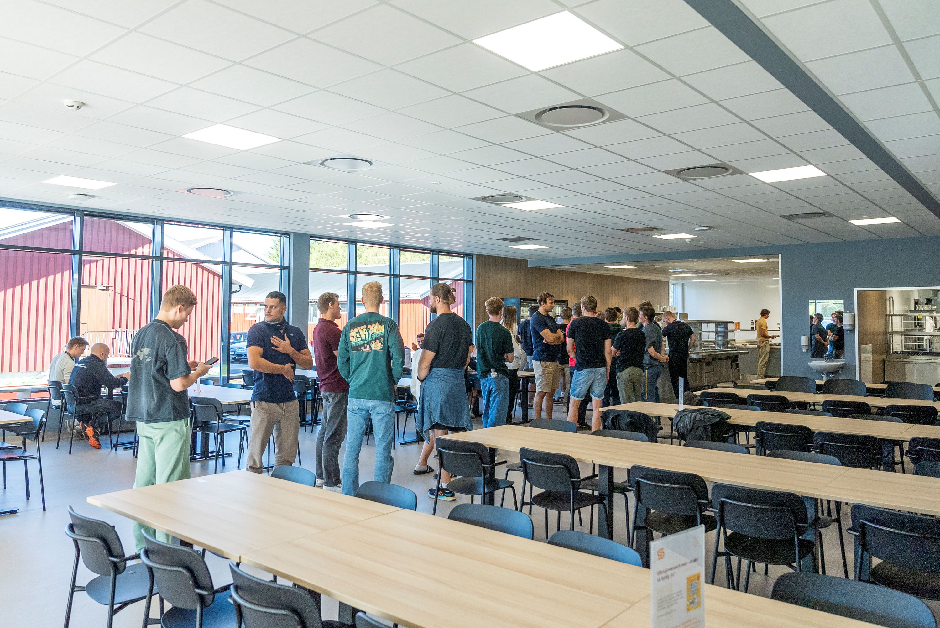 Studenter står i kø for å kjøpe lunsj i kantina