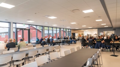 Studenter og kursdeltakere sitter rundt bord og spiser lunsj i kantina