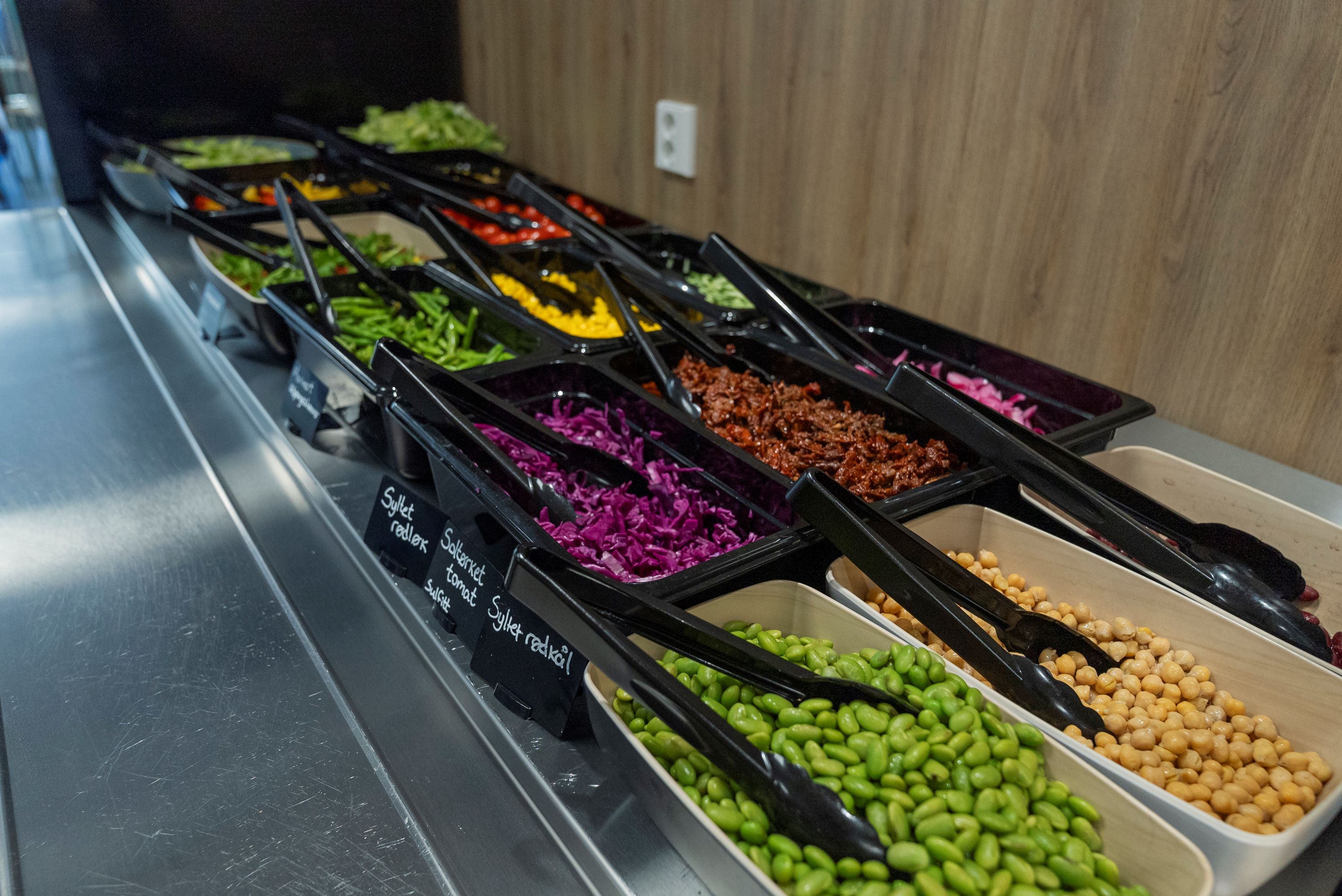 Salatbar med mye grønt.