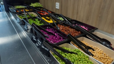 Salatbar med mye grønt.