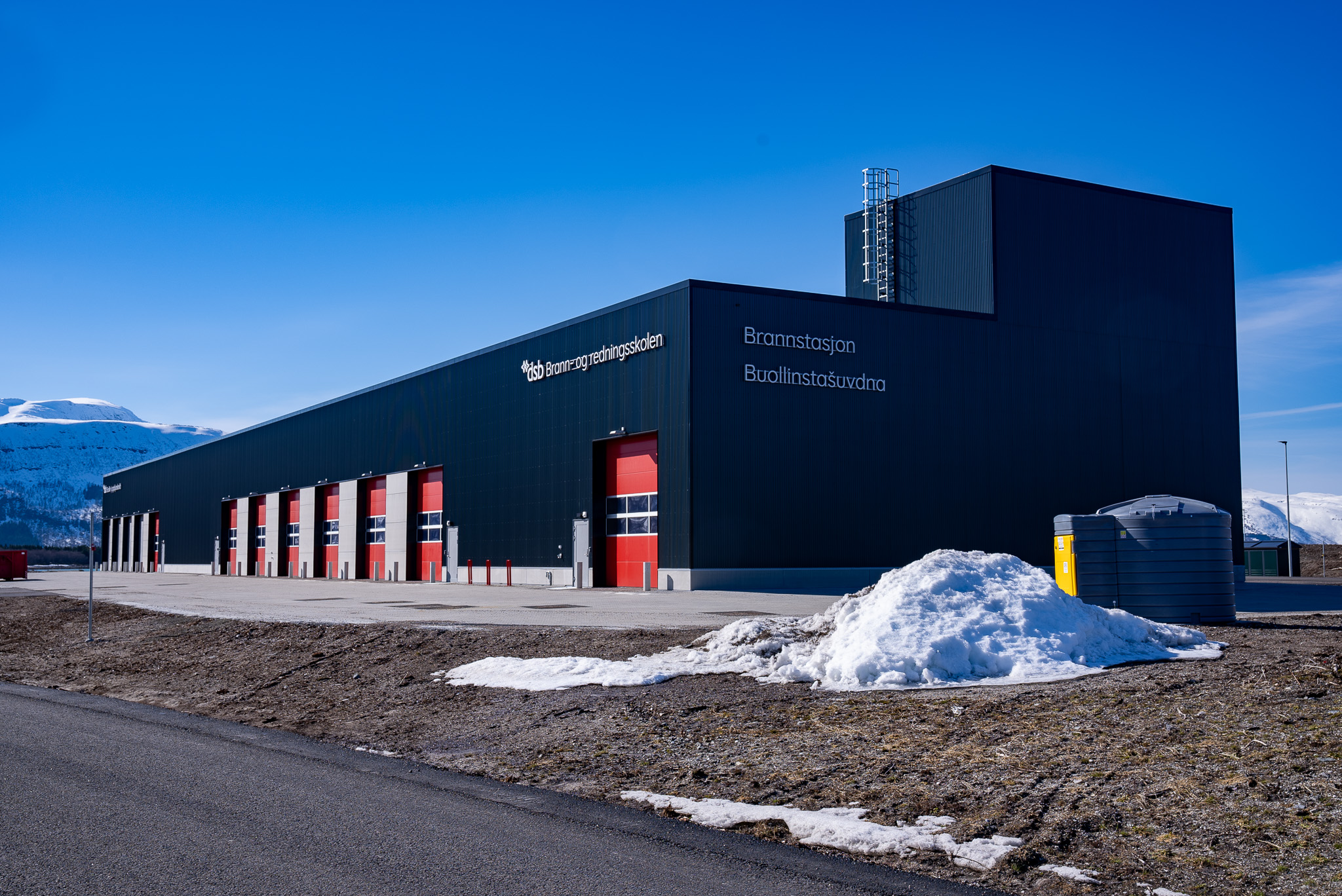 Brannstasjon med blå himmel bak