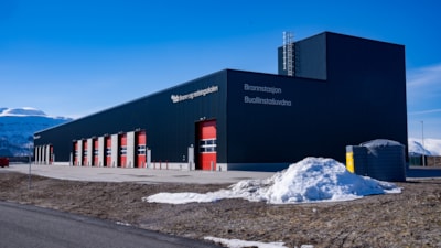 Brannstasjon med blå himmel bak