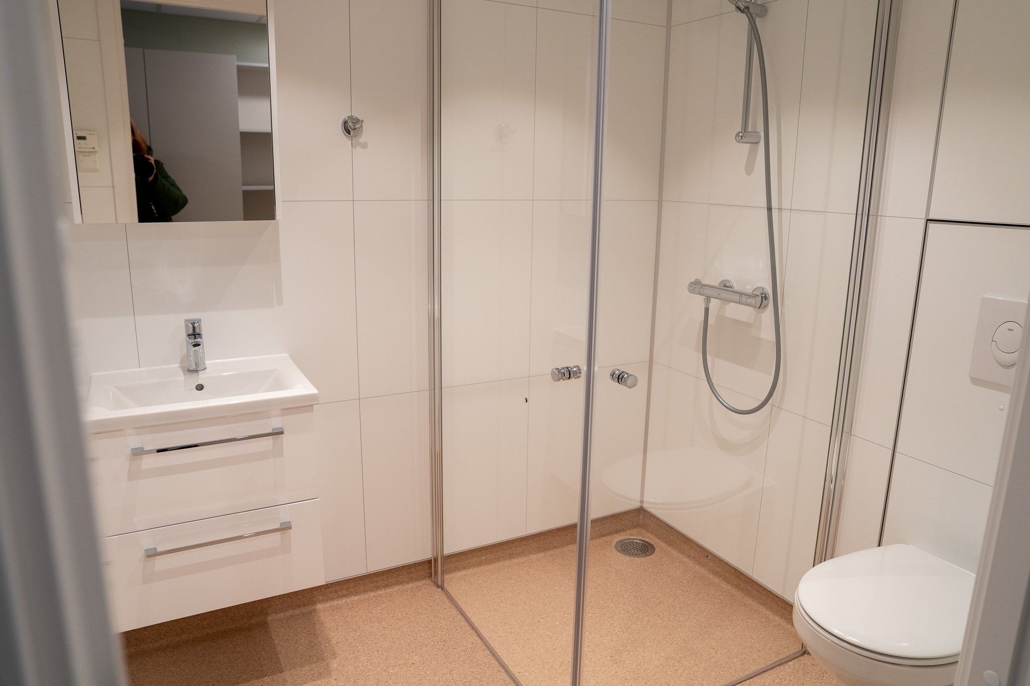 Et speil, en vask og en dusj