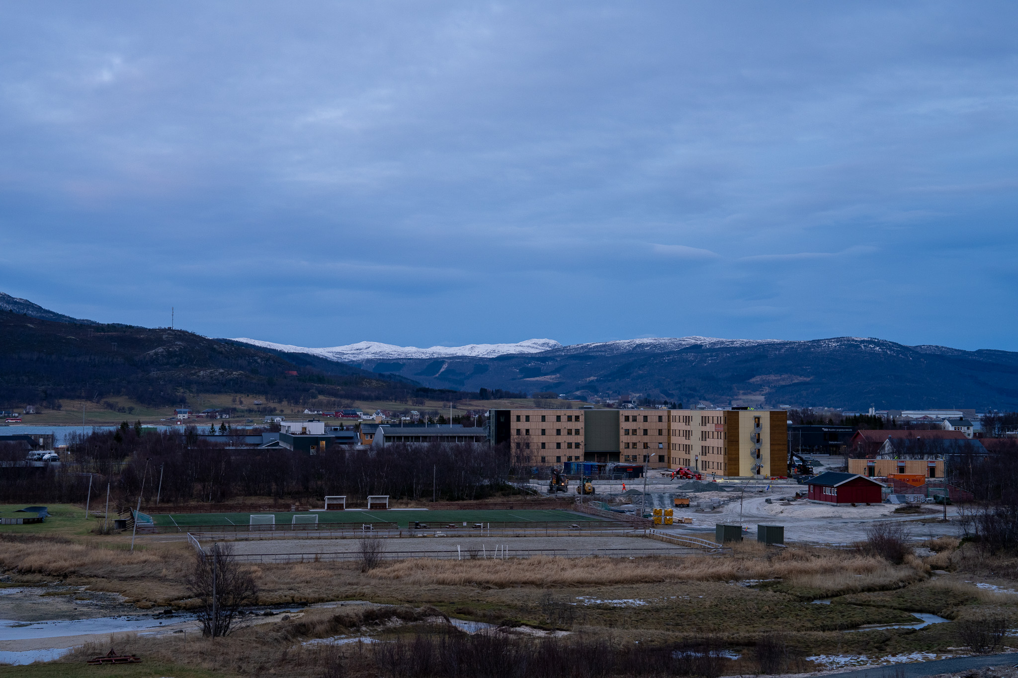 Oversiktsbilde av studentboliger med fjell i bakgrunnen