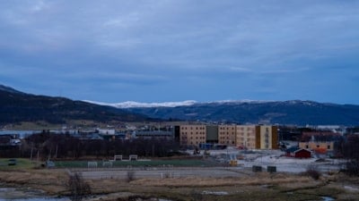 Oversiktsbilde av studentboliger med fjell i bakgrunnen