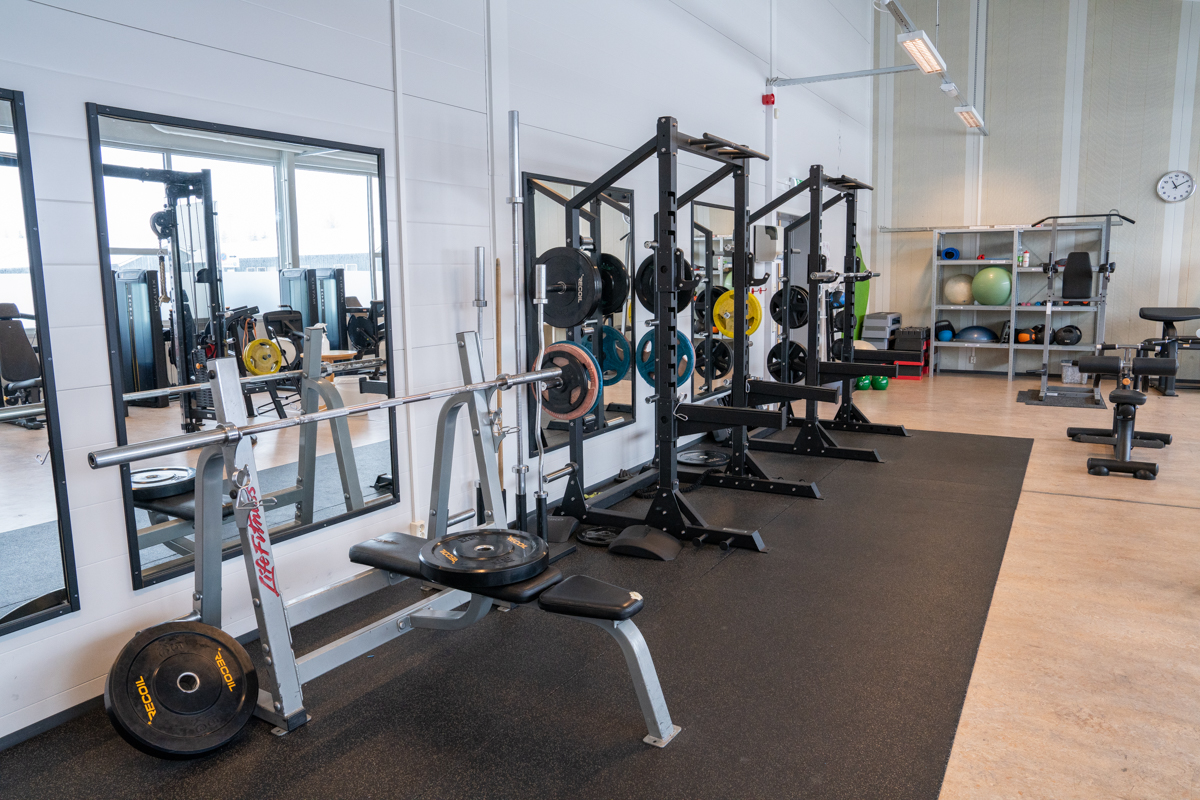 Vektstenger i et treningsstudio. Foto