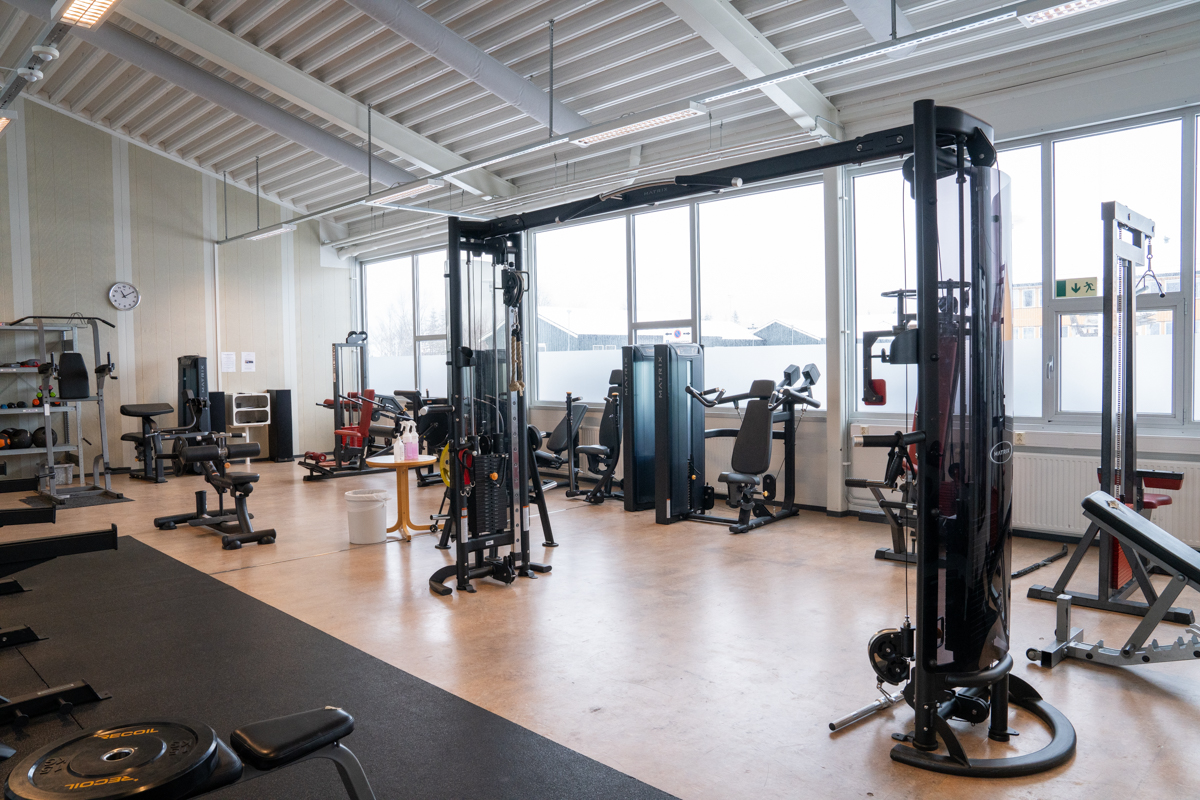 Treningsapparater i et styrkerom. Foto