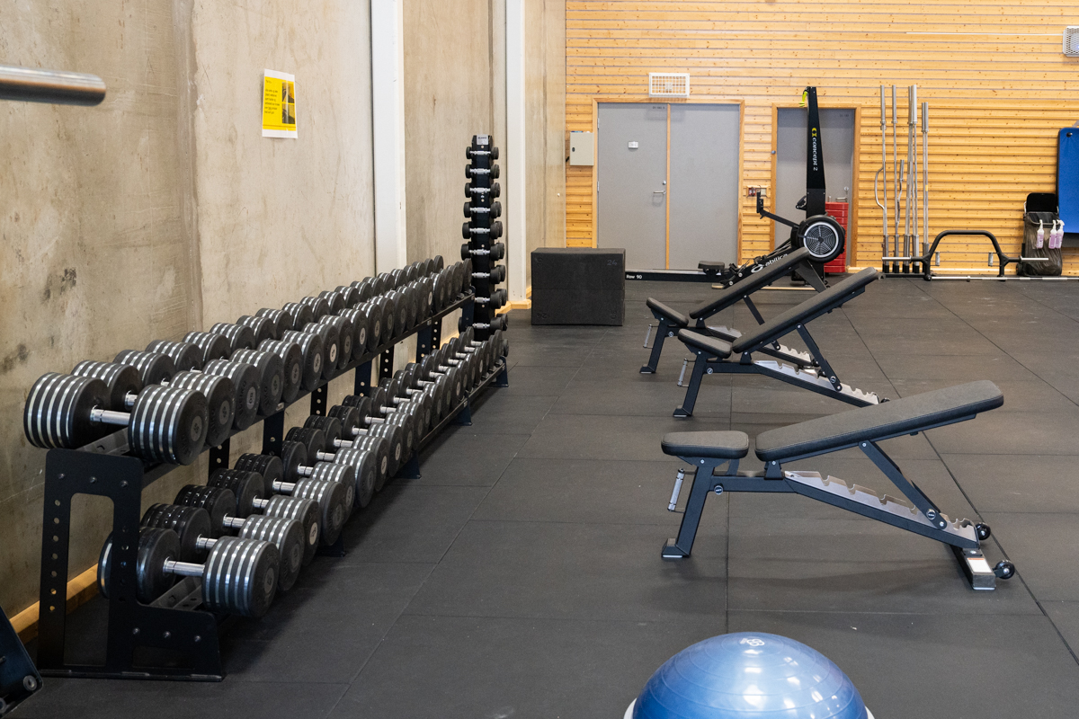 Vektmanualer ligger på rekke og rad. Foto