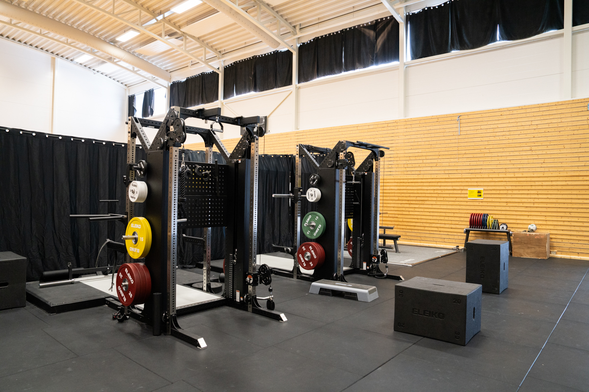 Vekstenger i en gymsal. Foto