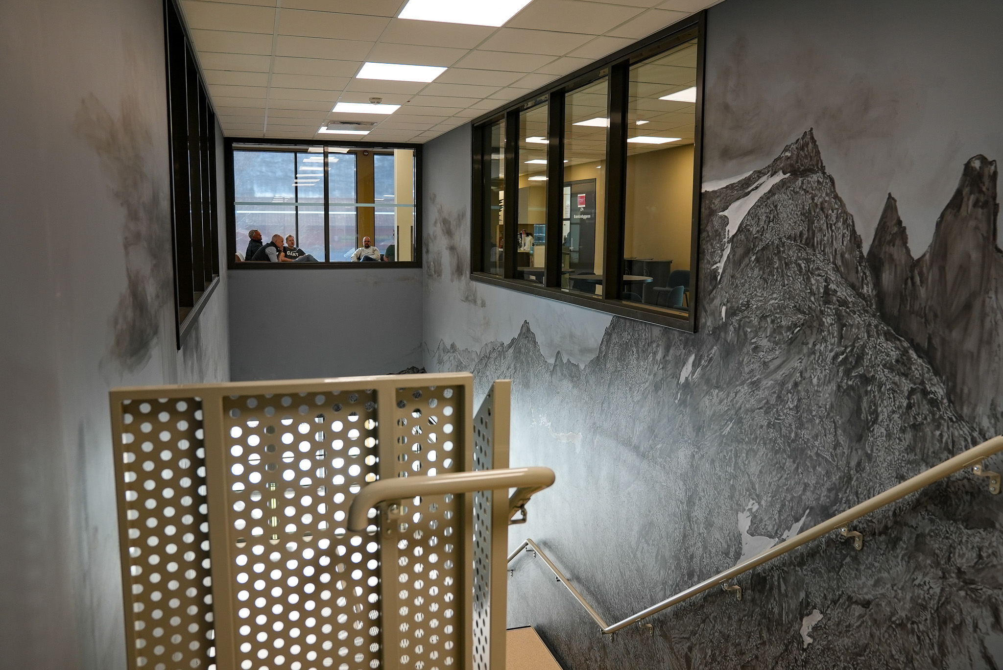 En trappeoppgang med fjellandskap malt på veggene