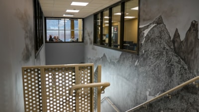 En trappeoppgang med fjellandskap malt på veggene