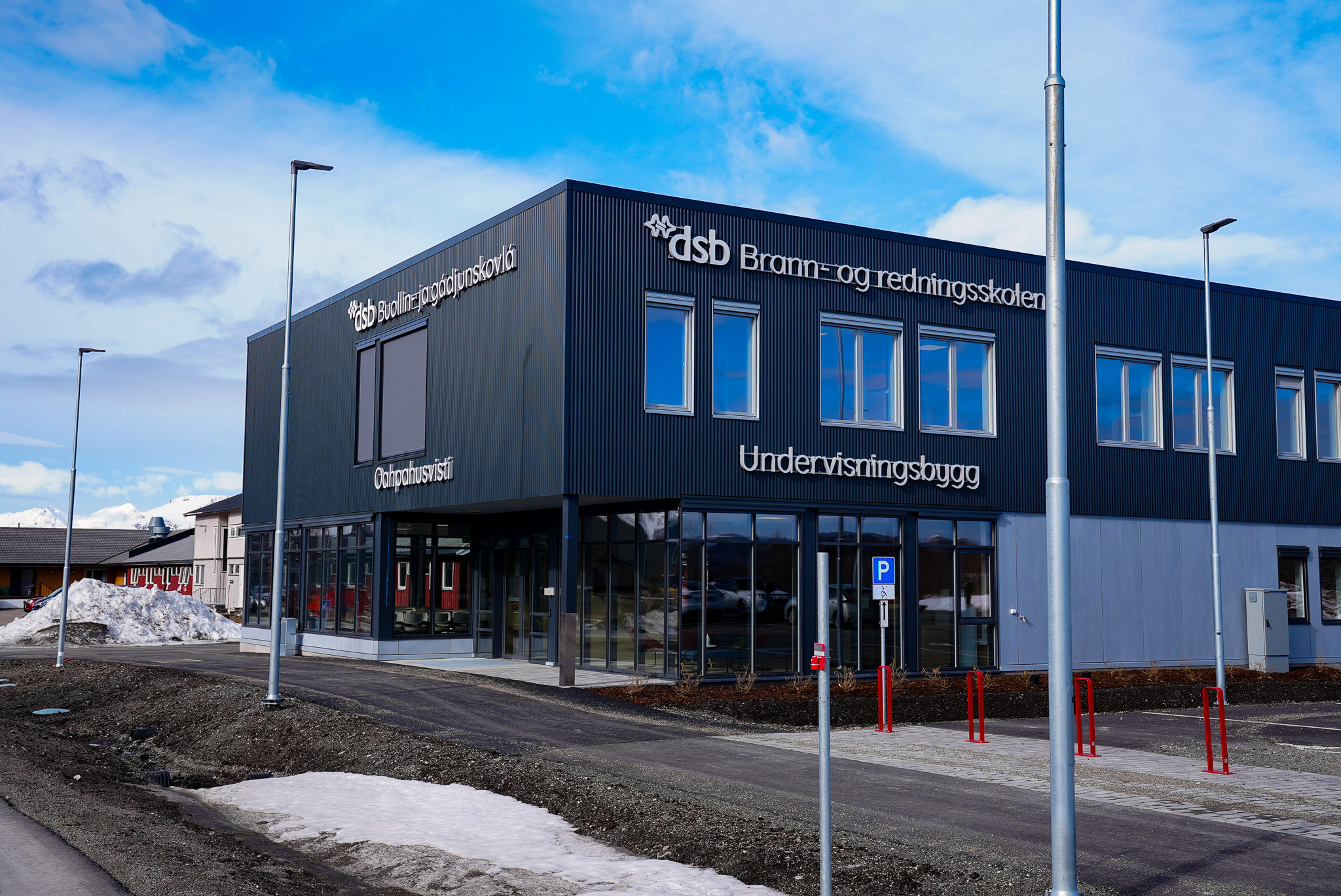 Undervisningsbygning med blå himmel bak