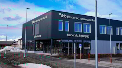 Undervisningsbygning med blå himmel bak