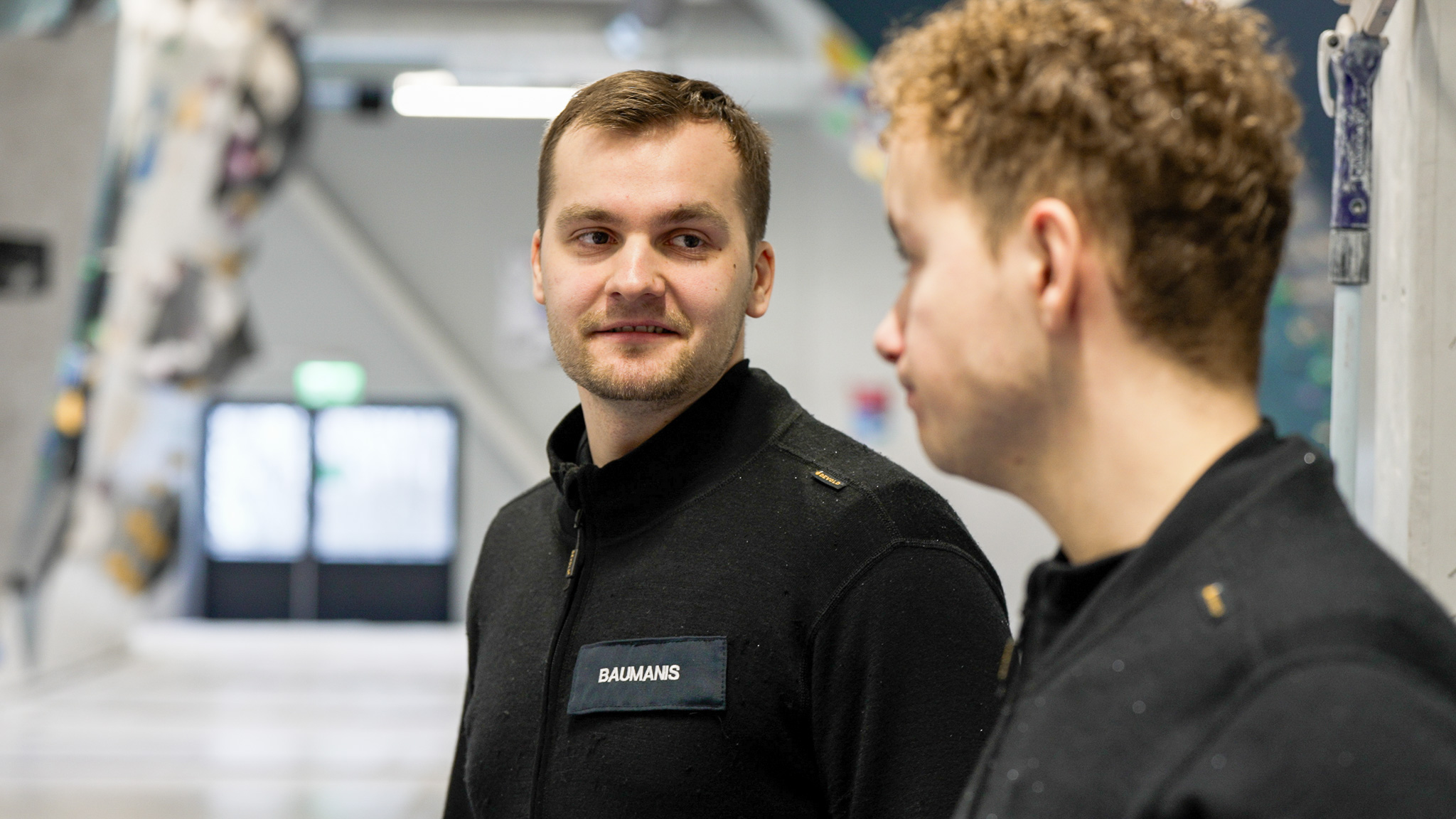 To mannlige studenter, den ene vendt mot kamera