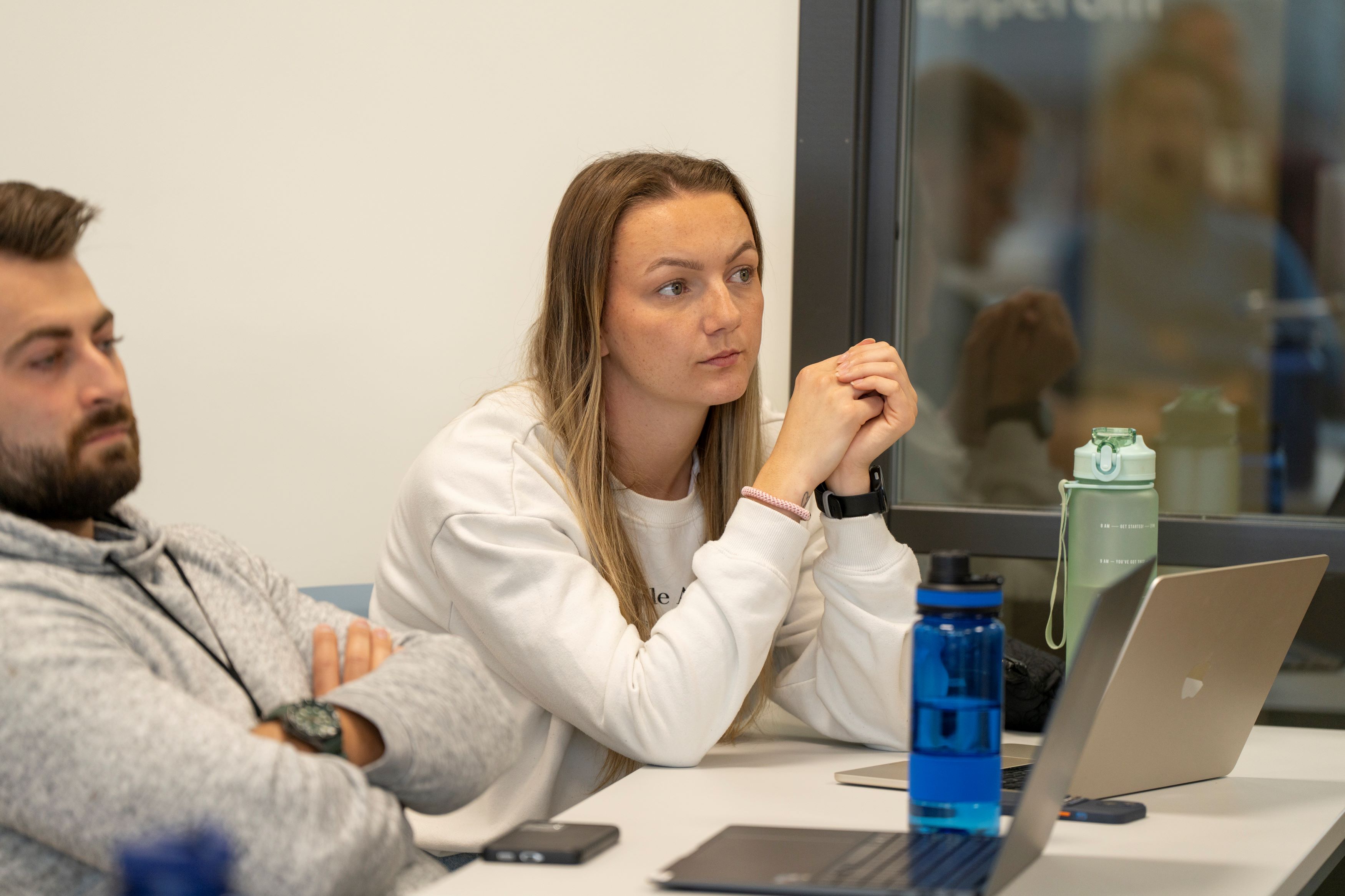 Nærbilde av kvinnelig student i et klasserom\