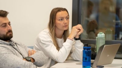 Nærbilde av kvinnelig student i et klasserom\