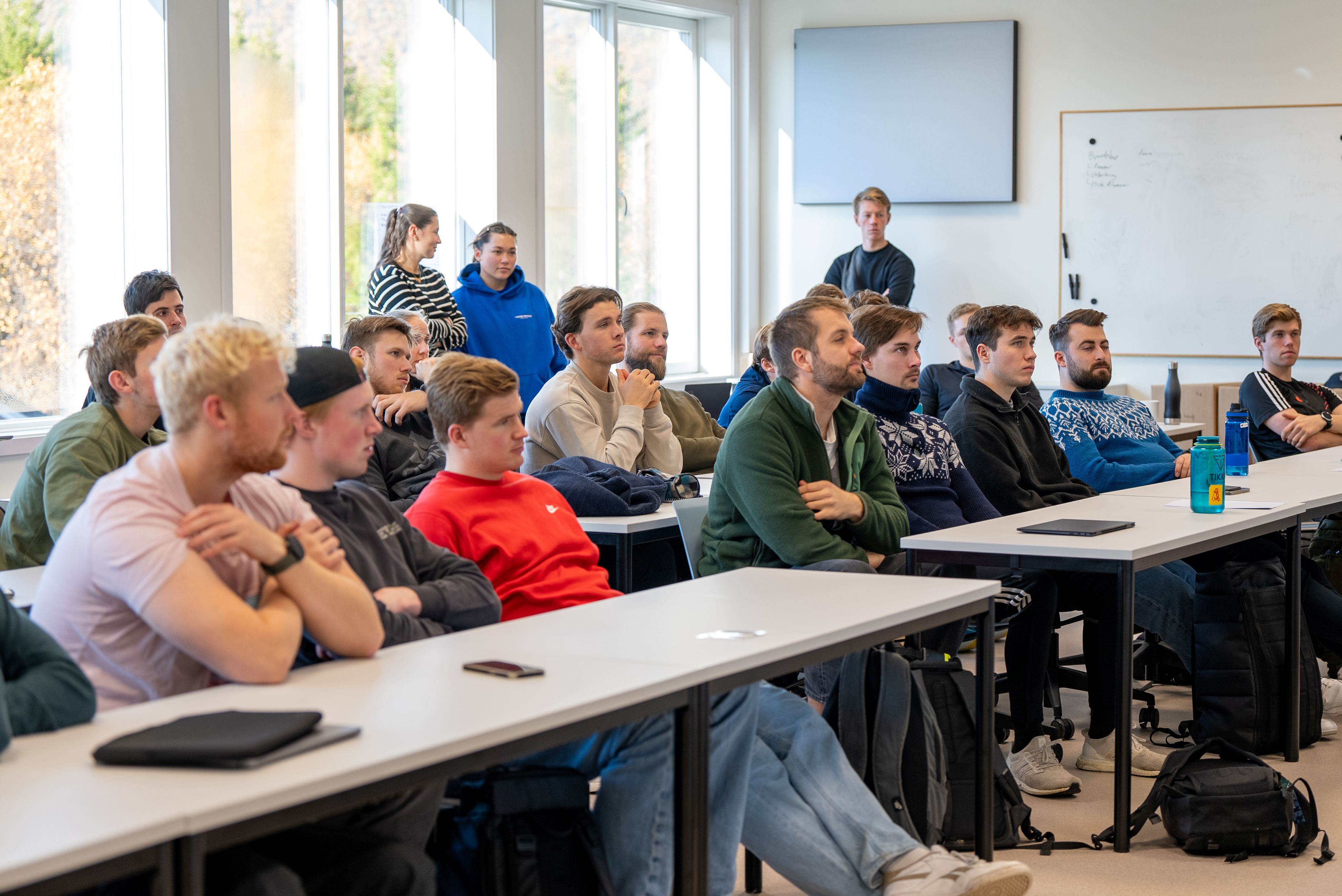 Studenter i klasserommet følger konsentrert med på foreleser