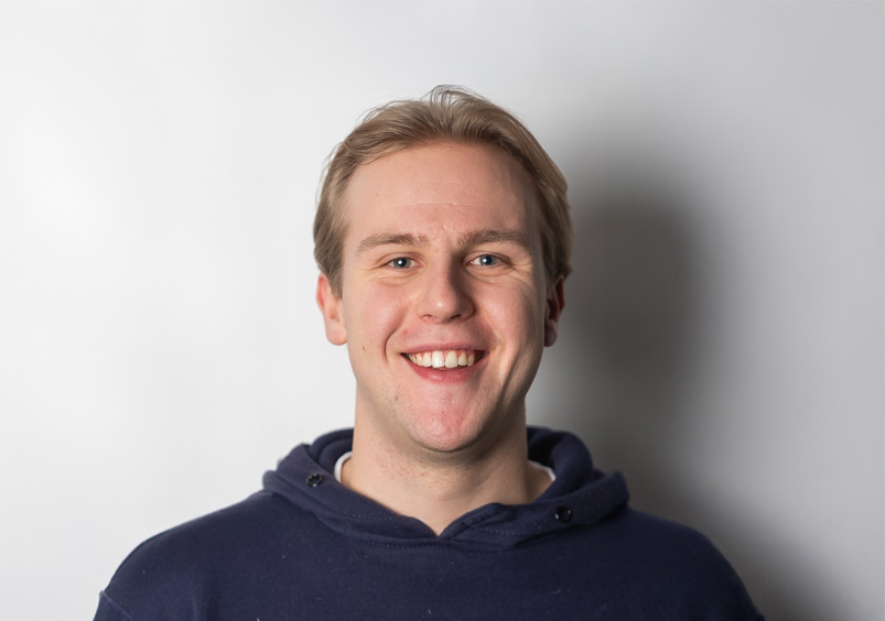 Ung mann ser inn i kameraet. Portrettbilde