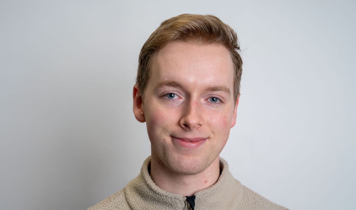 Ung mann ser inn i kameraet. Portrettbilde