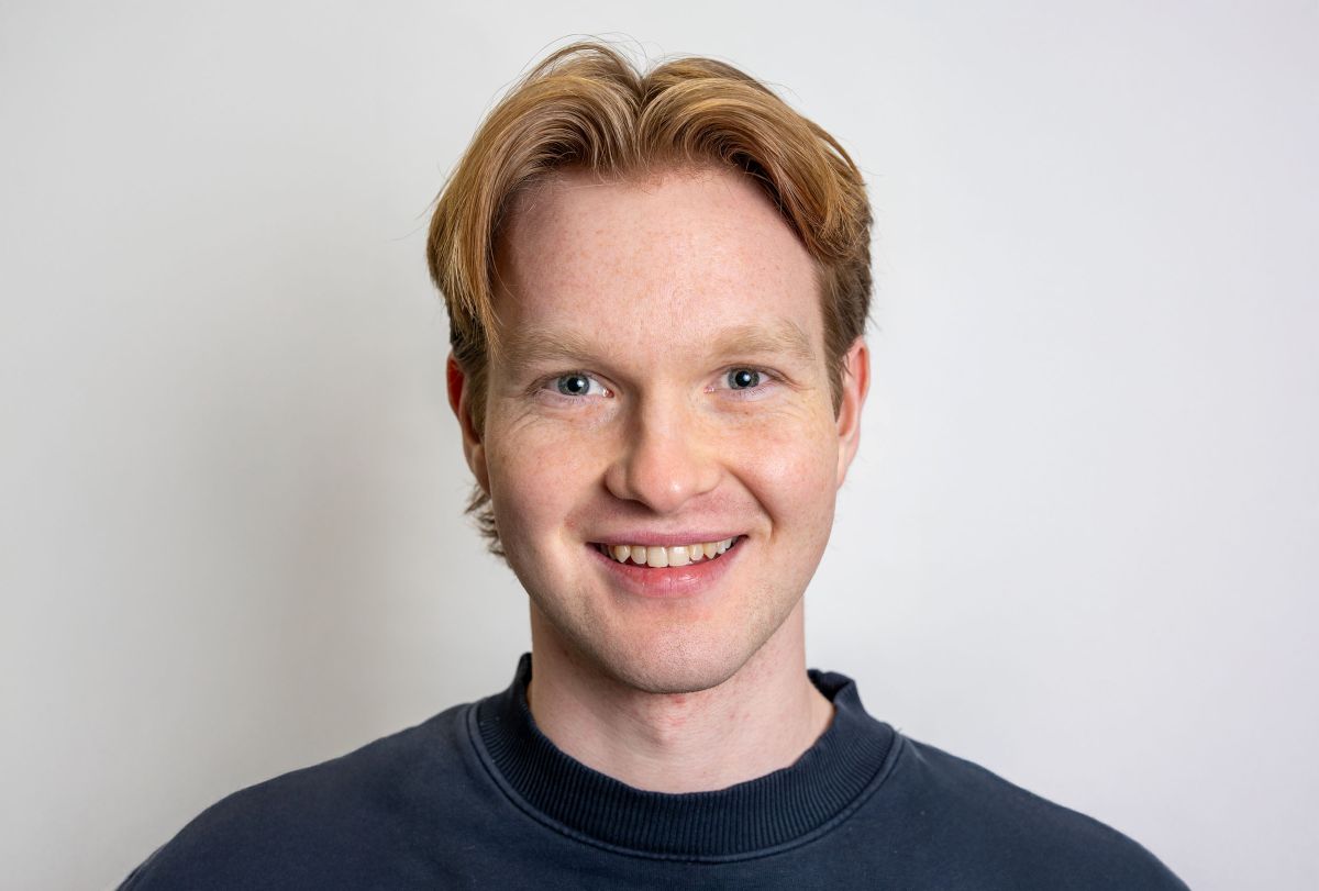 Ung mann ser inn i kameraet. Portrettbilde