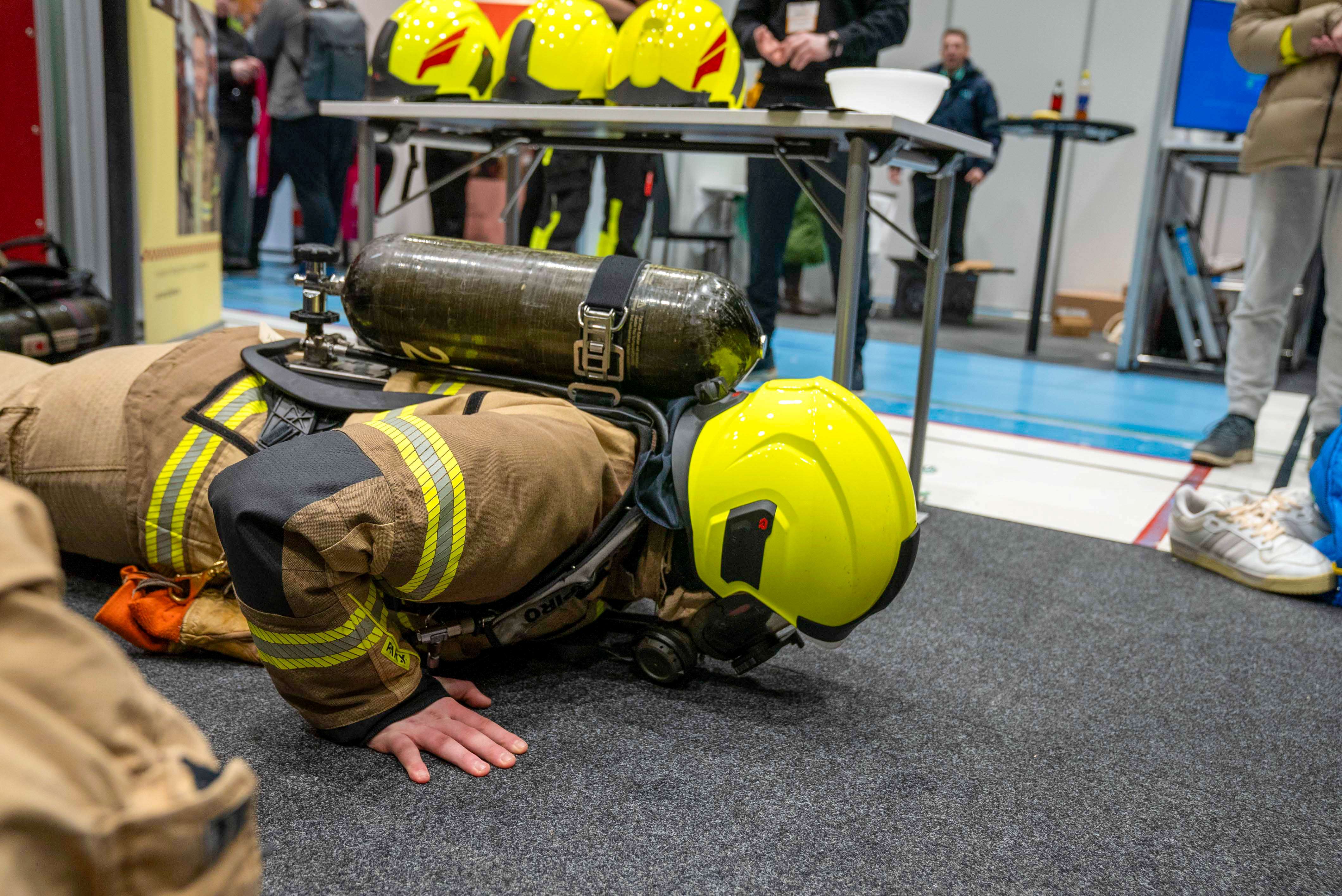 Elev tar armeheving i fullt røykdykkerutstyr