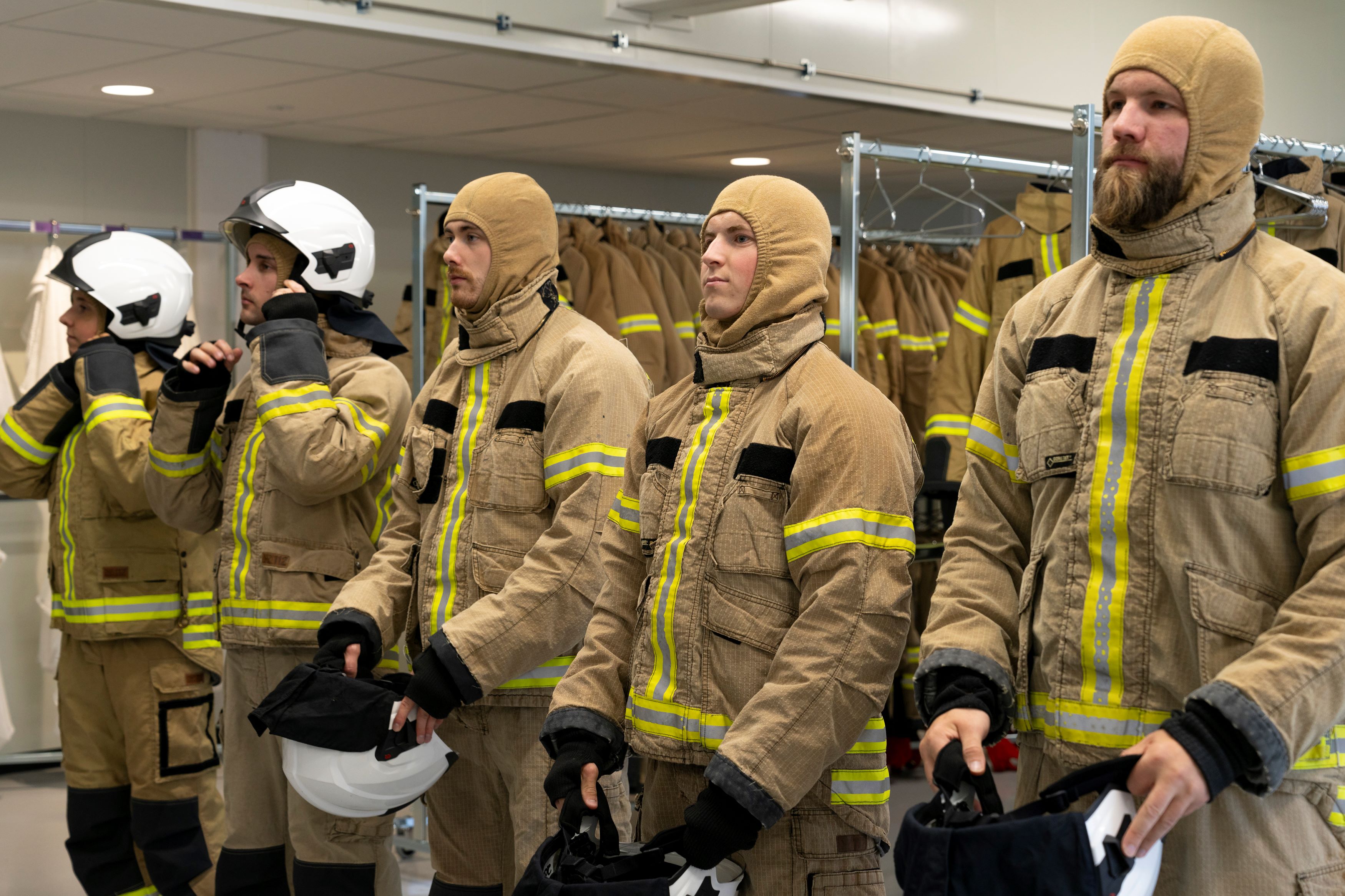 En gruppe brannkonstabler i uniform
