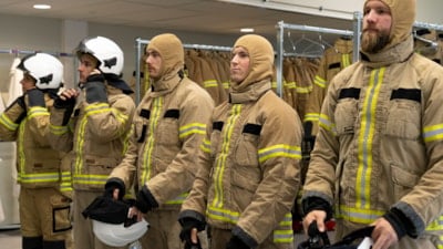 En gruppe brannkonstabler i uniform