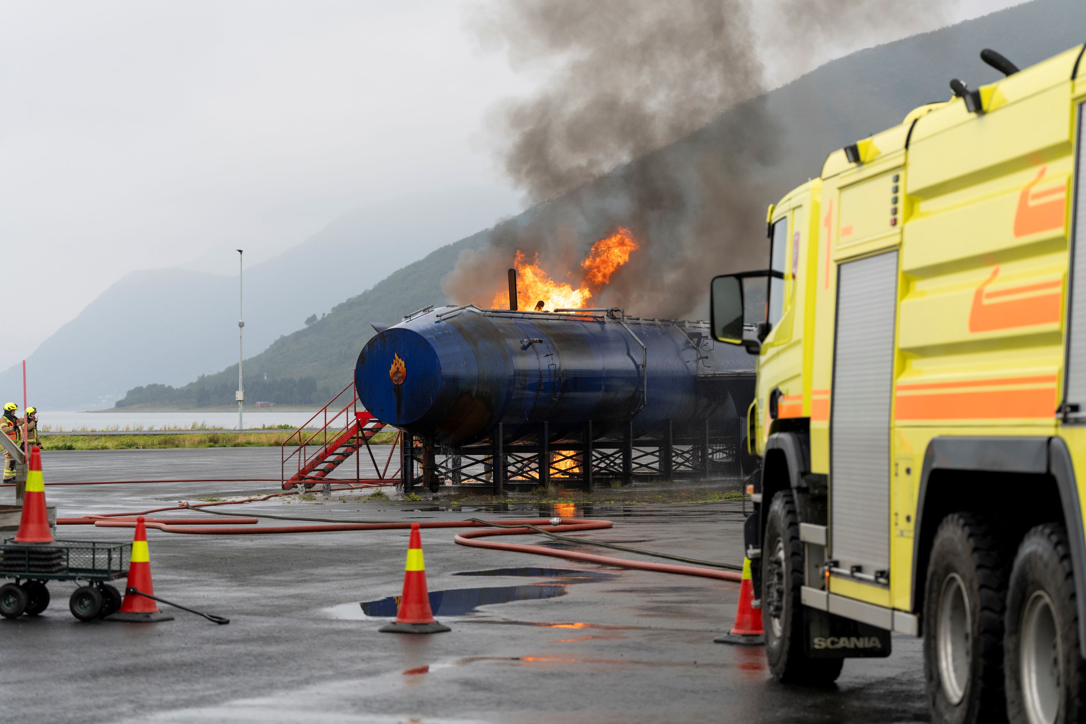 En flykropp står i brann. Øvelse. Foto