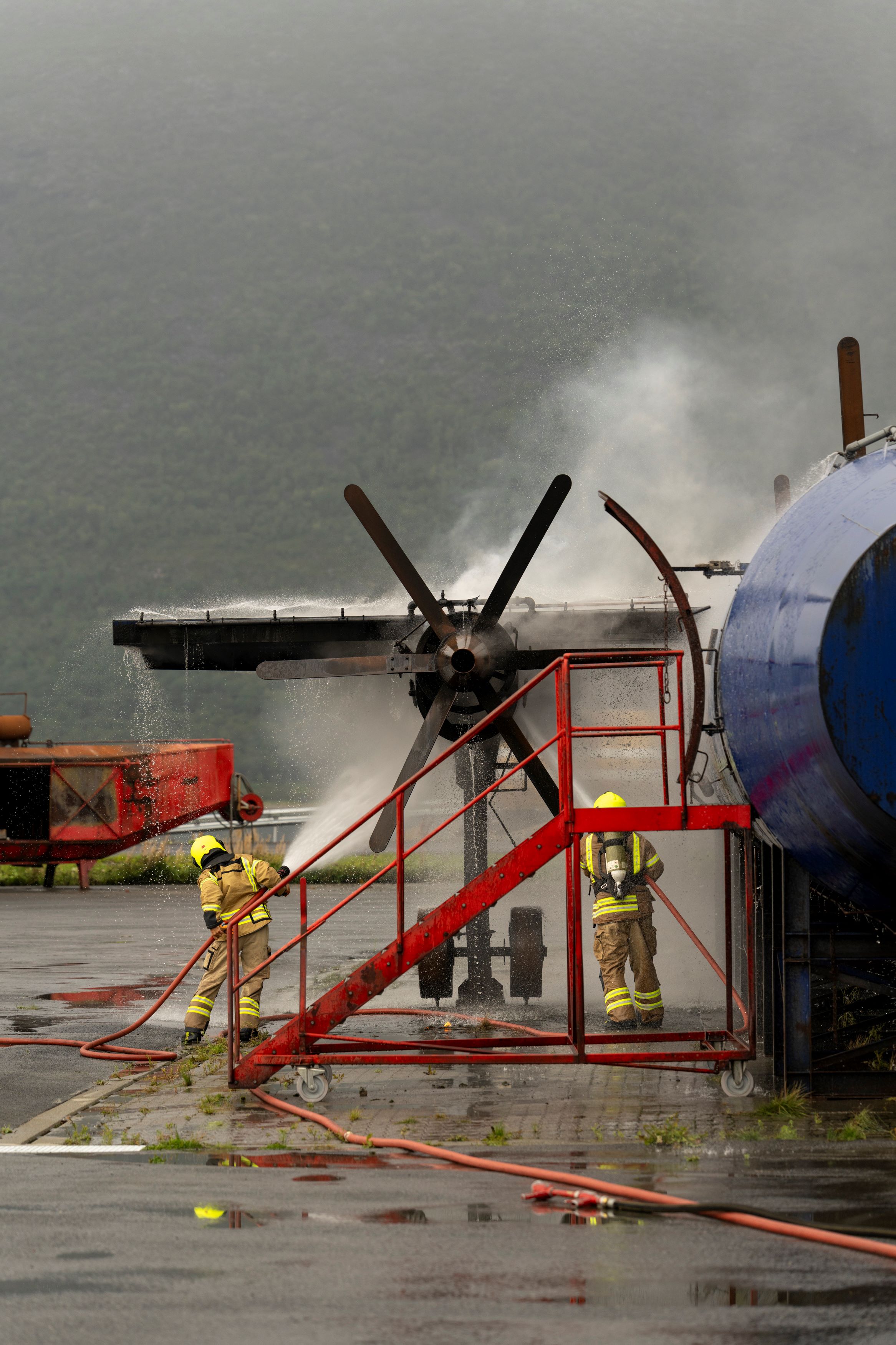 Brannkonstabel slukker brann i flykropp