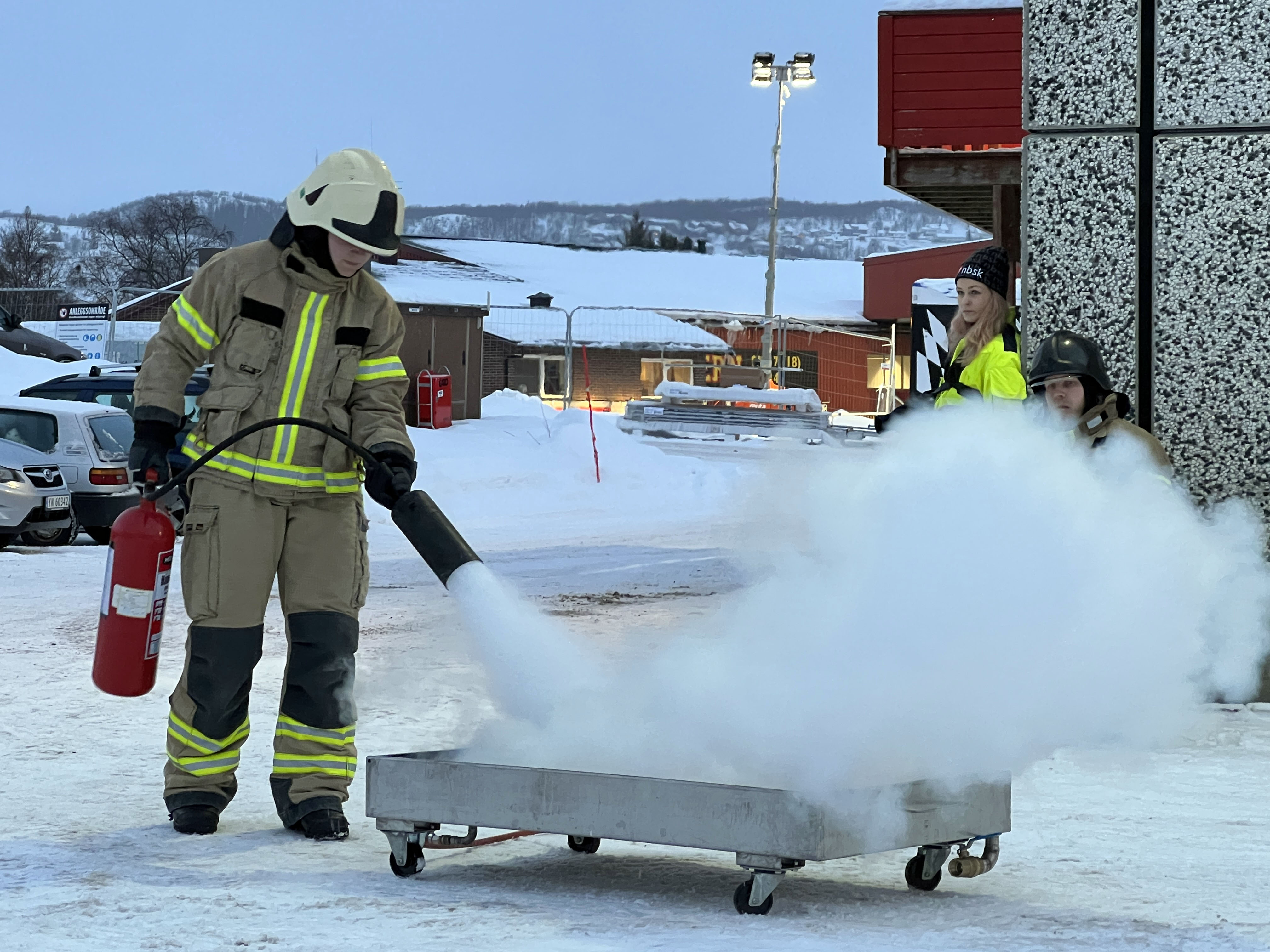 Brannkonstabel slokker en liten brann