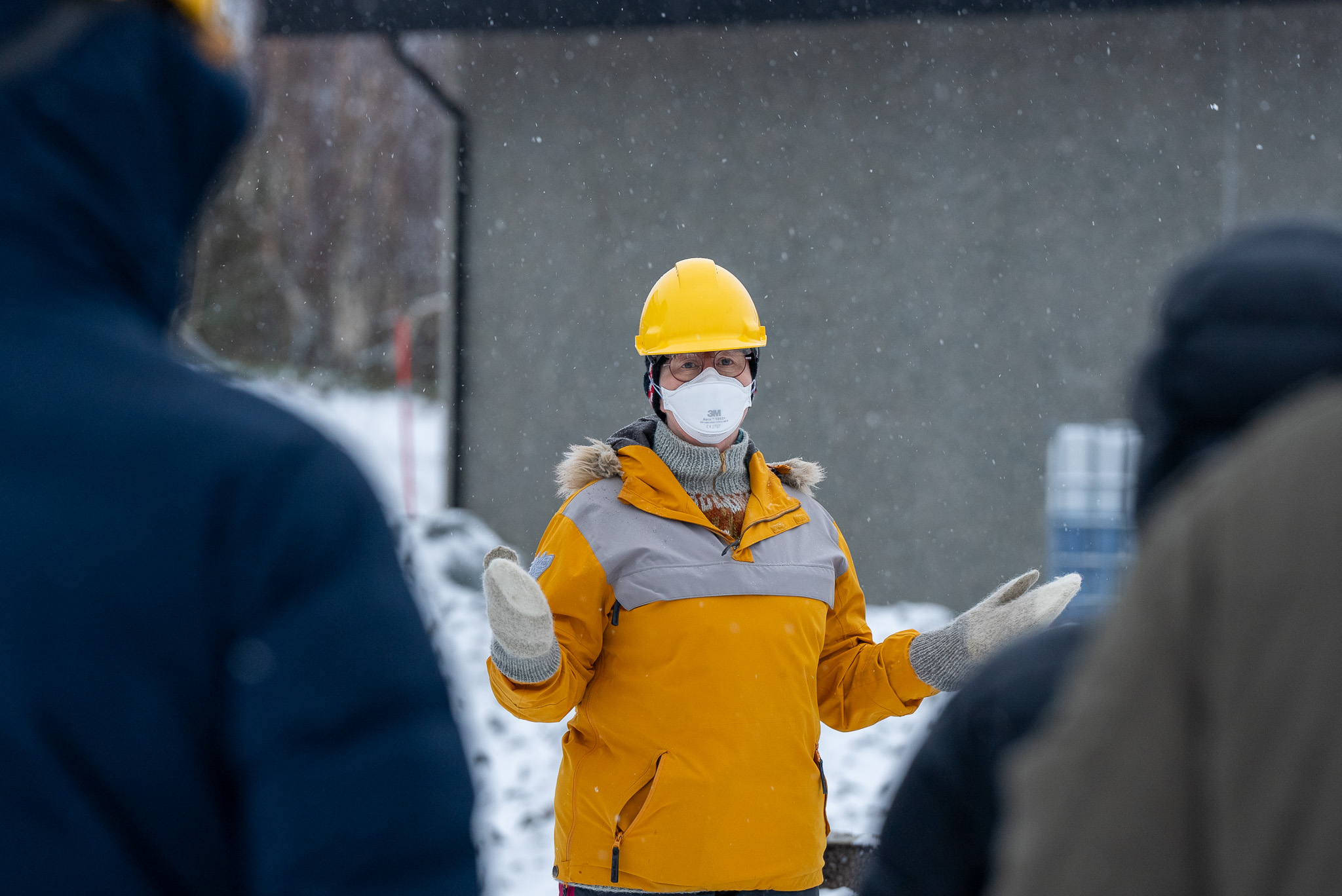 Faglærer som står ute og underviser kursdeltakere
