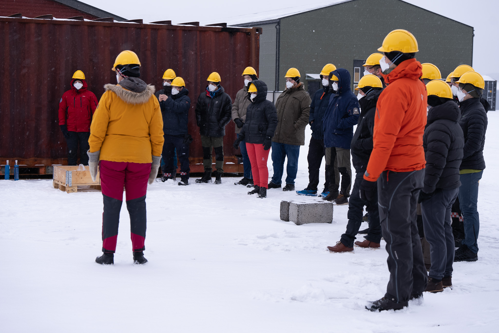 En gruppe mennesker med hjelm og maske står i halvsirkel. Foto: BRSK