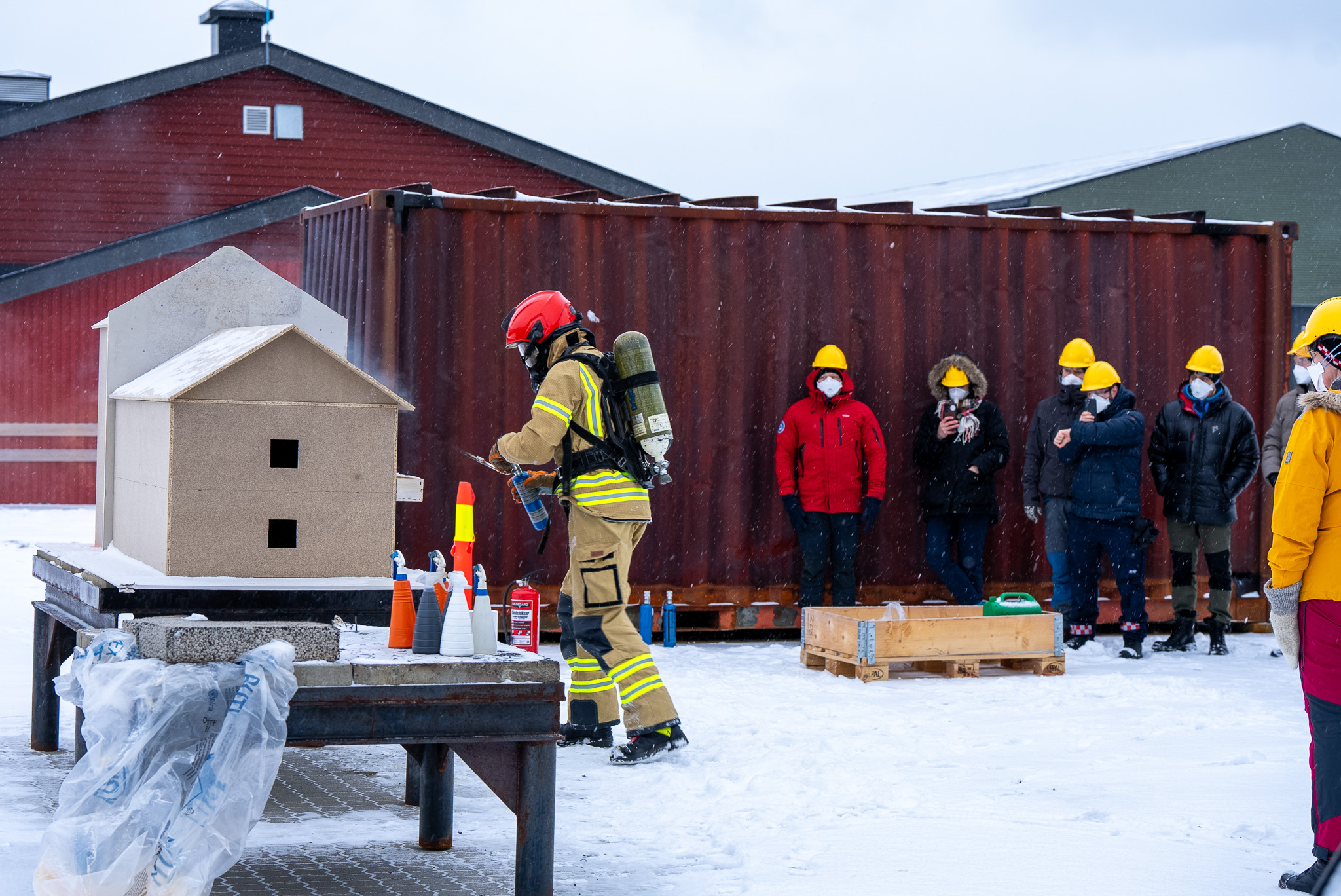 Kursdeltakere observerer rykende modellhus. Foto. 