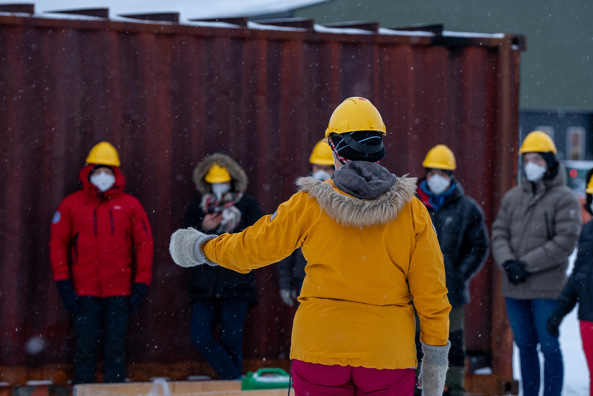 Faglærer står og underviser kursdeltakere ute