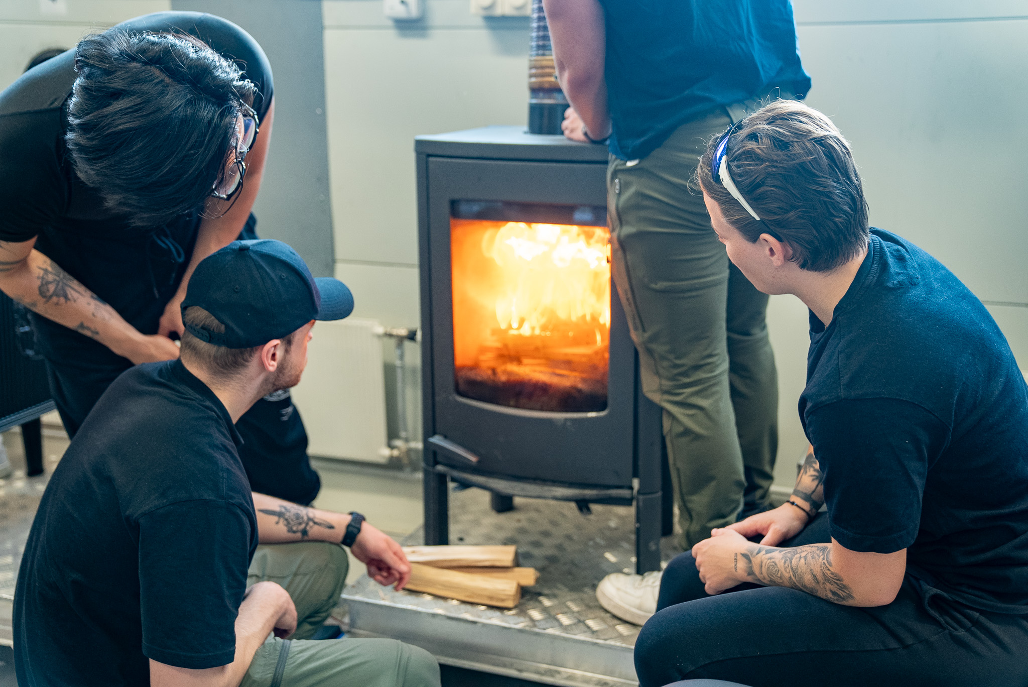 Elever passer på opptenning i ildsted