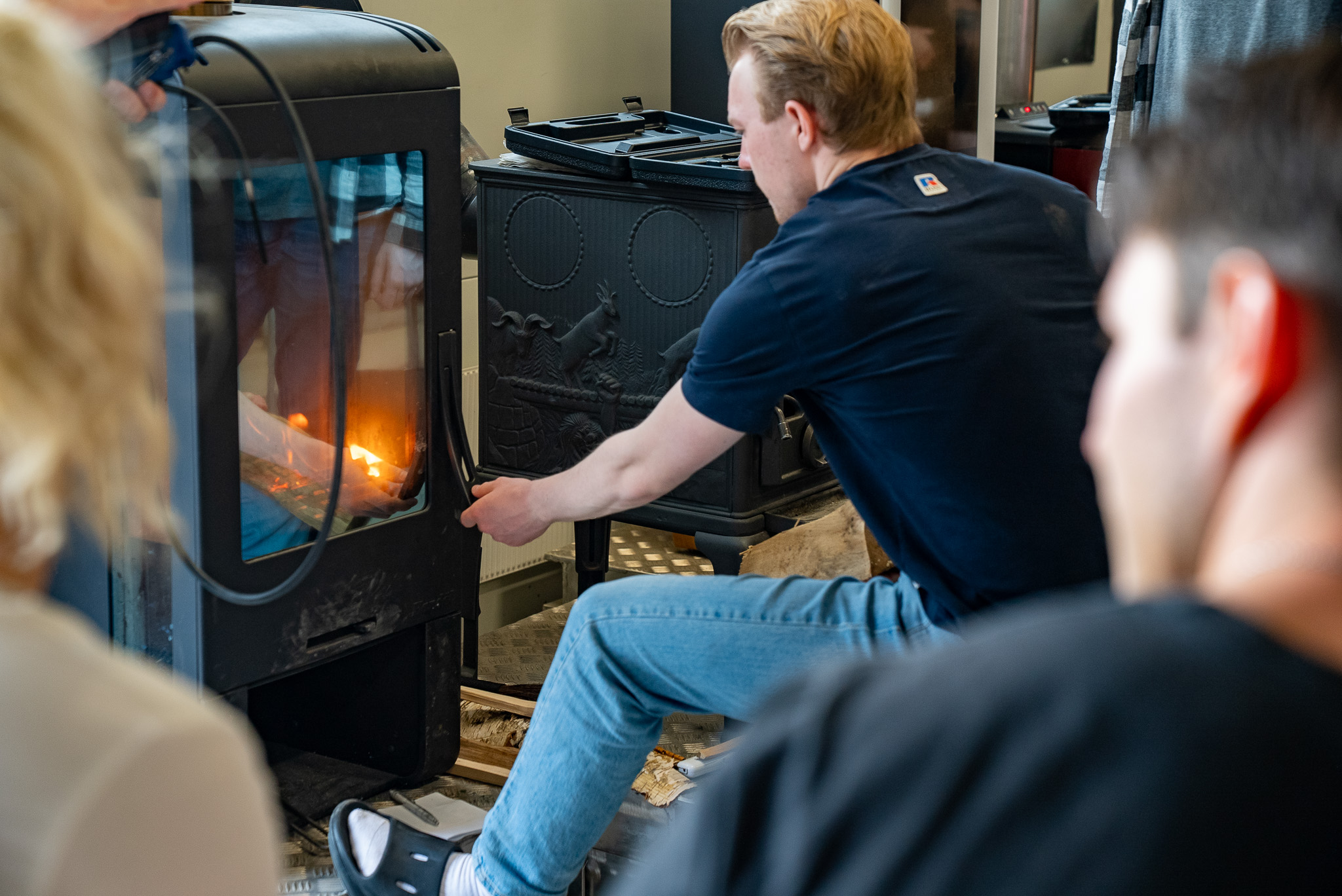 Elev sitter foran ildsted og følger med på utviklingen