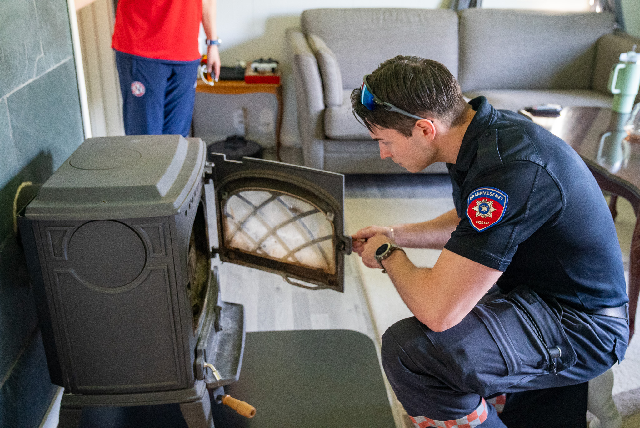 Elev i uniform sjekker ildsted på tilsyn som brannforebygger